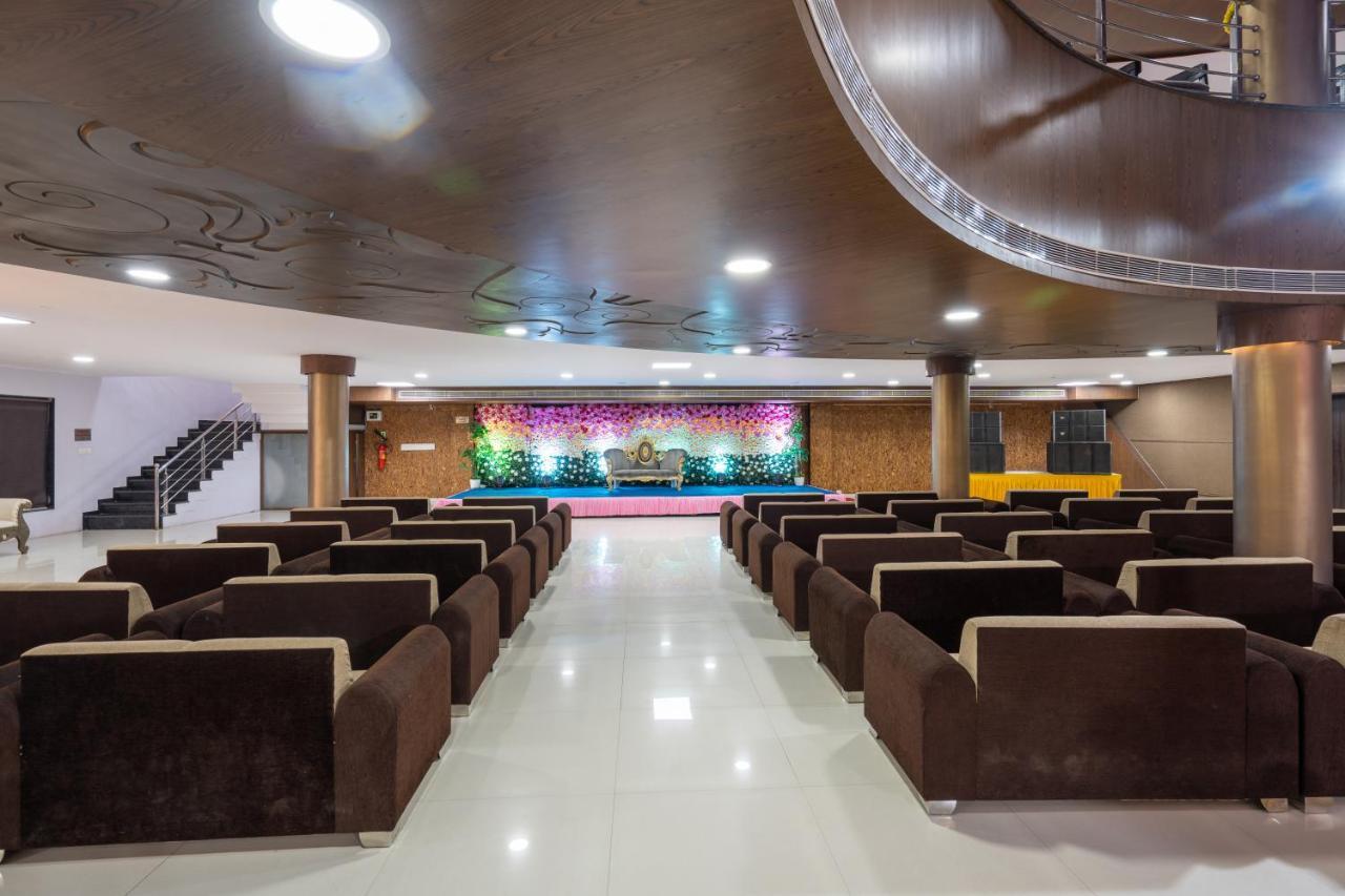 Jalashray Resort Nadiād Buitenkant foto